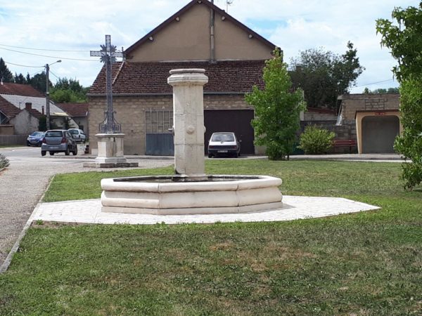 Fontaine centrale de village en pierre reconstituée 