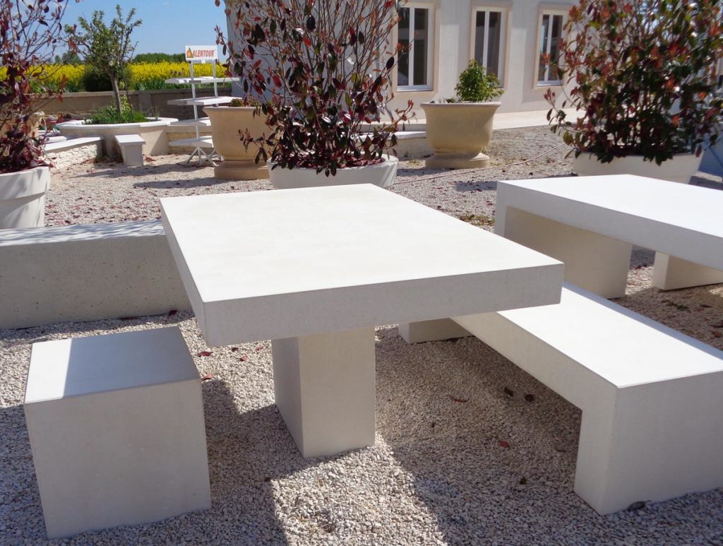 Tables de jardin en pierre reconstituée et béton, mobilier urbain extérieur