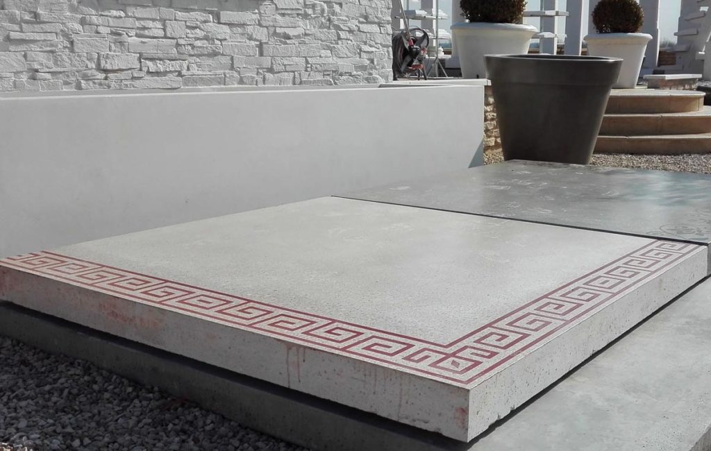 grande dalle carrée béton poncé poli lisse avec frise arabesque 150 x